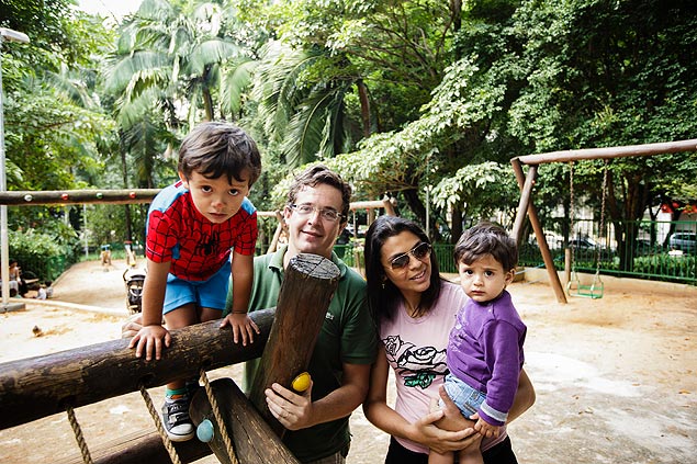 José Agostinho Galvão de Barros Filho, 40 anos, ao lado da esposa e filhos, Tatiana, Pedro (à esquerda) e Bernardo (no colo da mãe)