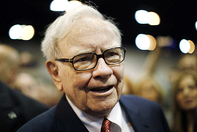 ORG XMIT: TOR807 Berkshire Hathaway Chairman Warren Buffett attends his company's annual meeting in Omaha, Nebraska, in this April 30, 2011 file photo. REUTERS/Rick Wilking/Files (UNITED STATES - Tags: BUSINESS)