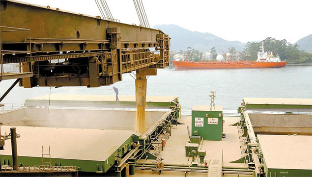 Navio  carregado com soja em terminal do porto de Santos; China voltou a comprar commodity do Brasil, segundo o senador Blairo Maggi