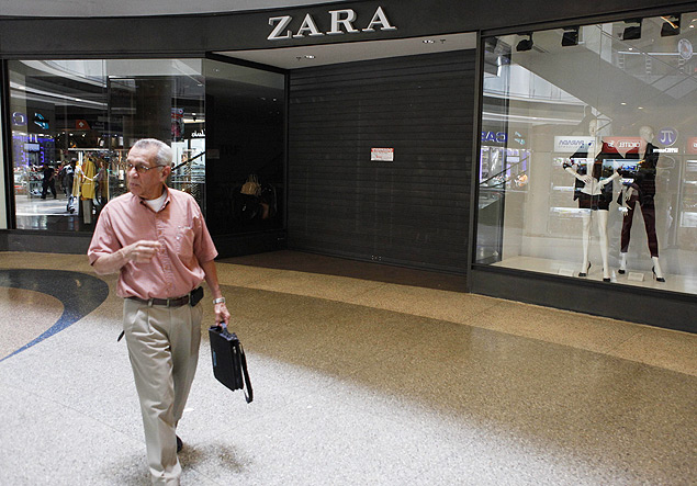 Homem caminha em frente a uma loja da franquia Zara; empresa foi autuada pela fiscalização do Ministério Trabalho