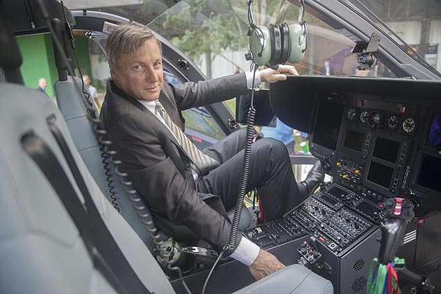 Christian Scherer, vice-presidente mundial da empresa, em helicptero no Rio de Janeiro