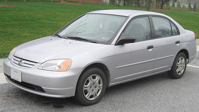 O sed Honda Civic modelo 2001, envolvido em recall por problema no sistema do airbag