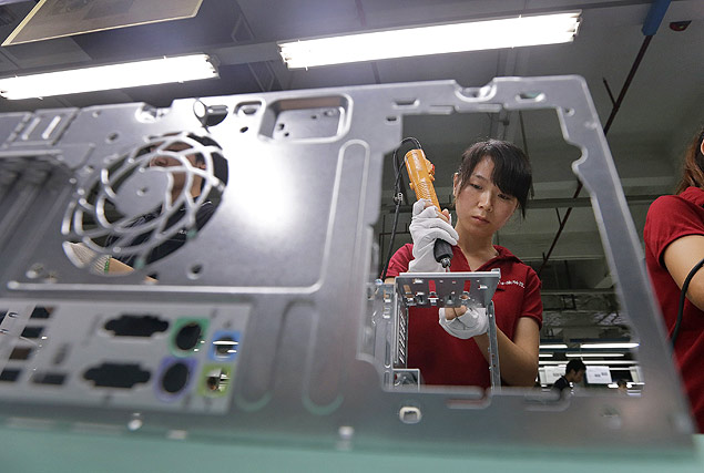 Funcionria trabalha na linha de montagem da fbrica da Foxconn em Wuhan, capital da provncia chinesa de Hubei