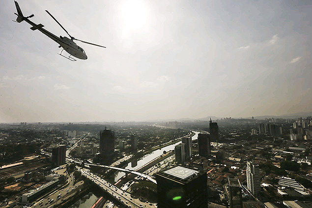 Helicóptero sobrevoa heliponto do banco Itaú que fica na avenida Eusebio Matoso, zona sul de São Paulo