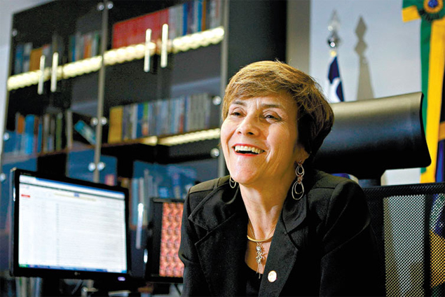 A ministra do TST Delade Arantes, em seu gabinete