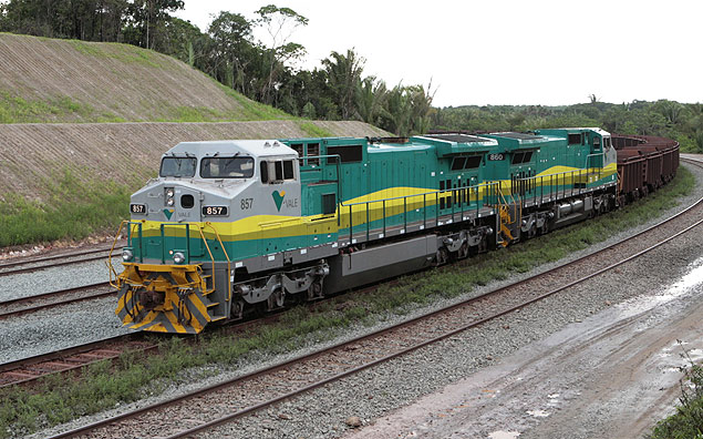 Trem da Vale na Estrada de Ferro Carajás, que liga o Pará ao Maranhão; maquinistas são obrigados a usar a cabine como banheiro