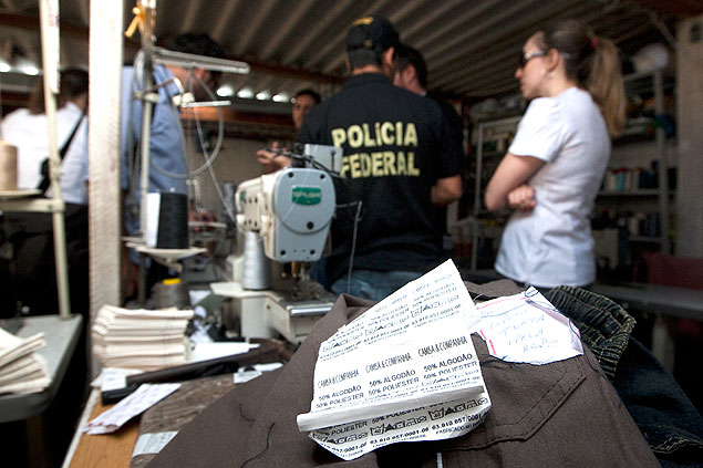 Etiquetas de roupas em confecção fiscalizada pela Polícia Federal em Americana após denúncia de trabalho degradante