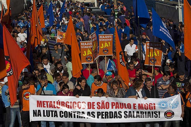 Metalúrgicos protestam na rodovia Anchieta, em direção à capital paulista, por reajuste salarial