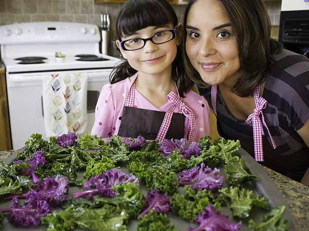 Hannah Robertson, 9, e sua mãe, a blogueira Kia Robertson, preparam vegetais