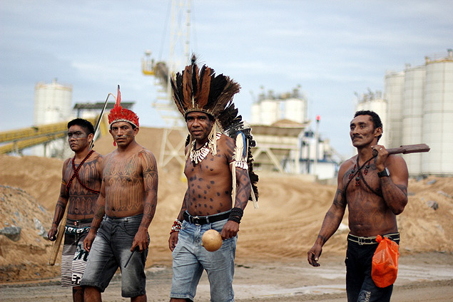 Indios posam durante ocupacao do principal sitio de construcao da usina de Belo Monte, em Vitoiria do Xingu (PA), nesta segunda-feira (27). Homens de varias tribos foraram a suspensao, pela segunda vez em um mes, das obras daquela que deve ser a terceira maior usina hidreletrica do mundo, em protesto ao impacto ambiental e social que ela ira causar Credito das fotos: Ruy Sposati /Cimi ***DIREITOS RESERVADOS. NO PUBLICAR SEM AUTORIZAO DO DETENTOR DOS DIREITOS AUTORAIS E DE IMAGEM***
