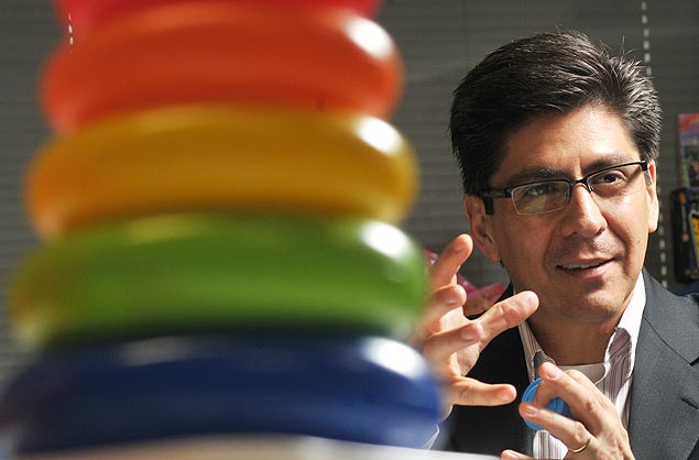 O presidente da Mattel, Ricardo Ibarra, com um brinquedo Fisher-Price fabricado no pas