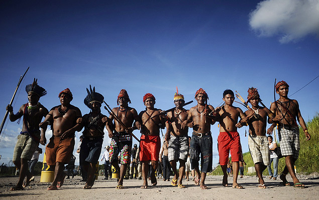 �ndios bloqueiam principal canteiro de obras da usina de Belo Monte, no Par� 