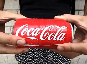 Imagem de campanha "Compartilhe sua felidade," da Ogilvy & Mather Paris, que mostra lata de Coca-Cola que se divide em duas