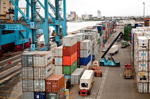 Porto de Itajaí, em Santa Catarina; participação de produtos importados no consumo dos brasileiros atinge recorde no 2º trimestre