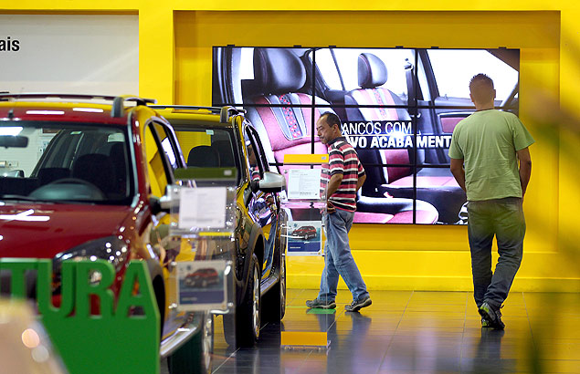 Clientes em uma concessionria da Renault em So Paulo comprada por uma rede dos EUA 
