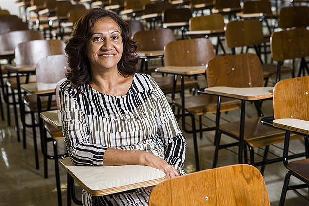 Claudenice Santana da Silva, 51 anos, que já foi doméstica, cozinheira, na sala de aula da faculdade onde cursa administração
