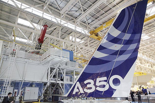 Empenagem da aeronave A350, da Airbus, na linha de montagem de Toulouse na Frana