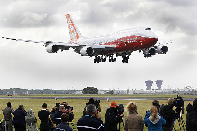 Novo superjumbo Boeing 747-8 faz pouso no aeroporto Le Bourget, de Paris, em 2011