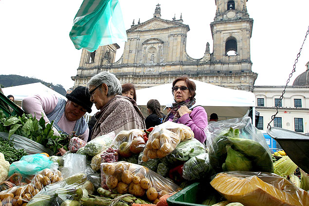 Consumidores em feira de camponeses em praa de Bogot