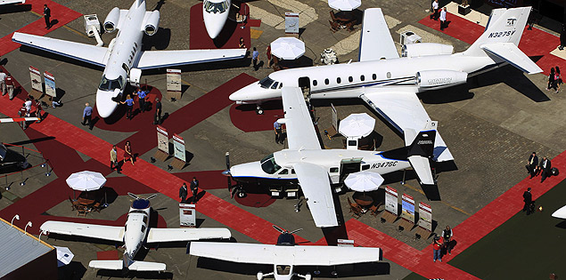 Aeronaves expostas no aeroporto de Congonhas, em So Paulo, durante feira latino-americana de jatos executivos