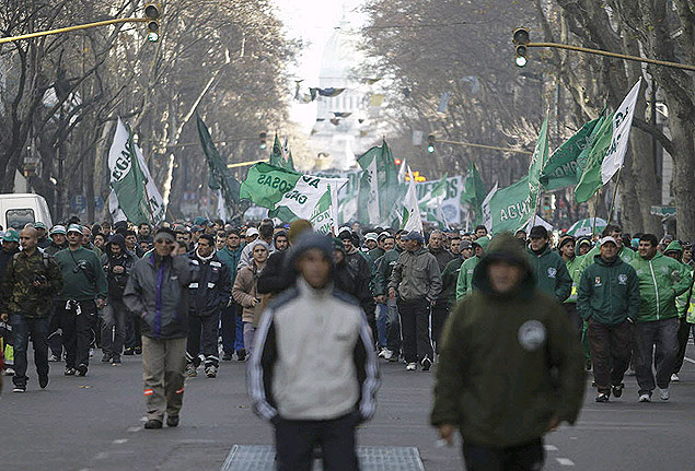 Grupo de manifestantes protesta nesta segunda-feira durante uma greve de 24 horas contra polticas do governo de Cristina Kirchner