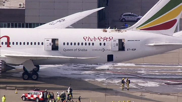 Equipes de emergncia perto do Boeing-787 Dreamliner. Aeronave operada pela Ethiopian Airlines pegou fogo enquanto estava estacionada no aeroporto londrino de Heathrow 