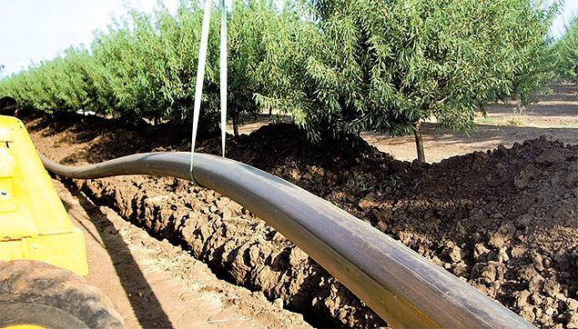Instalação de sistema de irrigação em Israel; país monitora com rigidez perda em tubulações