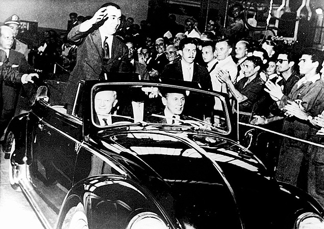 Presidente Juscelino Kubitschek acena para a multidão em carro aberto, em São Bernardo do Campo (SP), em 1959
