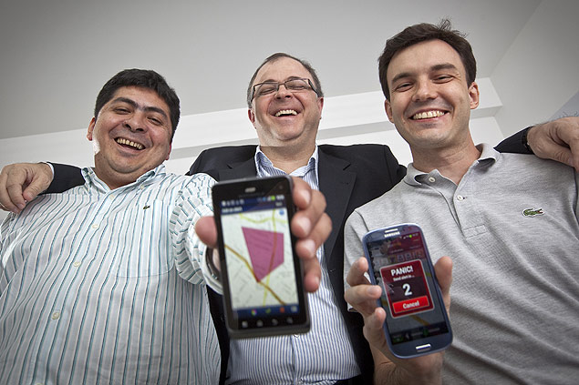 O investidor Cassio Spina, ao centro, com empreendedores da área de aplicativos para celular