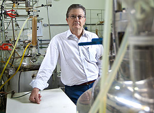 Sergio Risola, diretor do Cietec, em laboratrio na USP