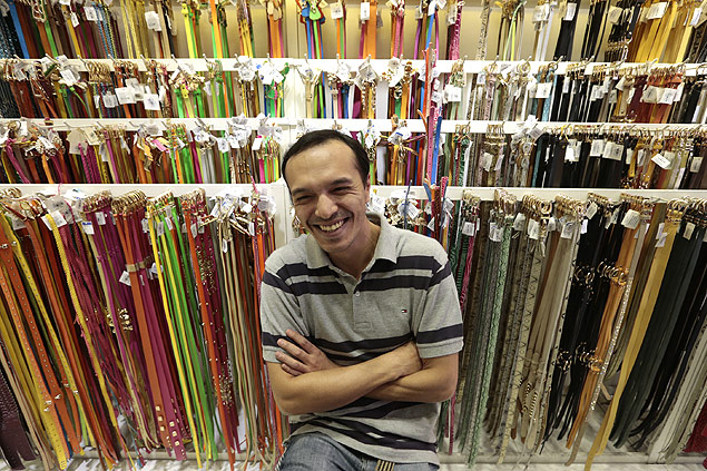 Rubens Choi Sanchez, diretor da loja de bolsas e acessrios Betty Bella, localizada no Bom Retiro, em So Paulo