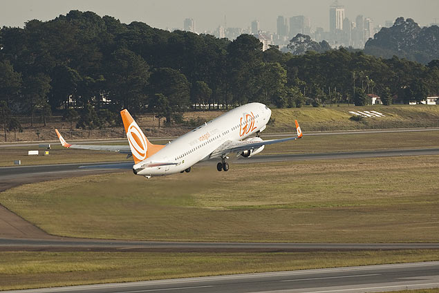  Aviao da GOL decola na pista do Aeroporto de Guarulhos (Cumbica) 