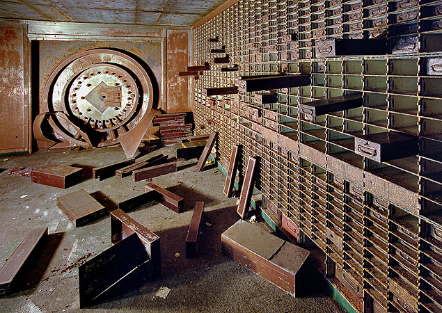 Sala do Banco Nacional de Detroit, abandonado; crises aceleraram xodo da populao
