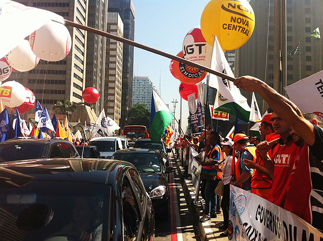 Sindicalistas durante manifestao contra terceirizao na frente da Fiesp, na avenida Paulista