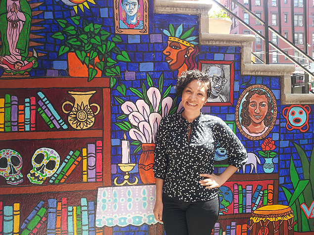Aurora Anaya-Cerda, dona da livraria La Casa Azul faz workshops para ensinar 