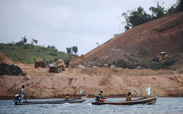 Ribeirinhos passam por local de obras da usina de Belo Monte, o rio Xingu
