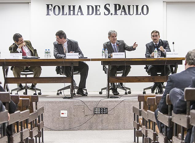 No primeiro debate, na Folha, participaram Jos Roberto Afonso, da FGV, Joaquim Levy, da Bradesco Asset Management, o mediador Valdo Cruz e Bernard Appy, da consultoria LCA (da esq. para a dir.)