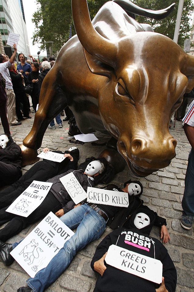 Manifestao em frente a esttua do touro de Wall Street, smbolo financeiro de Nova York (EUA). 