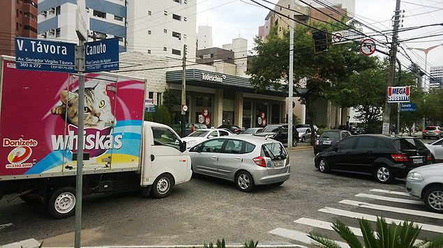 Trânsito com problemas em Fortaleza na tarde desta quarta-feira (28) devido ao apagão que atinge o Nordeste do país