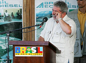 O ento presidente Lula chora durante discurso na Unidade de Produo Comunitria Santa Clara, em 2005