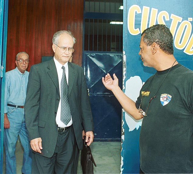Os ex-dirigentes do Banco Nacional Clarimundo Jos de Sant'Anna e Marcos Magalhes Pinto (fundo) deixam a Polinter em 2002