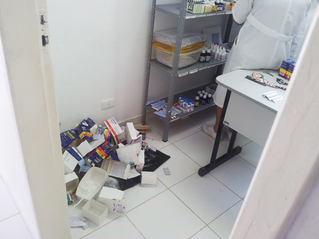 Caixa de medicamentos no chão do setor de armazenamento do posto de saúde de Barreira, em Araci (BA)