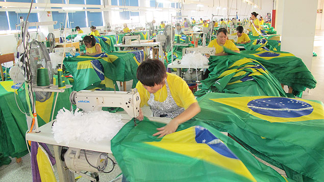 A fbrica de Lu Zhu Yang, a 100 km de Yiwu, passou a fabricar exclusivamente bandeiras do Brasil, embora poucos ali tenham informaes do pas