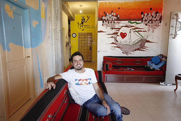 O palestino Bubu Alami mostra seu albergue em Ramallah