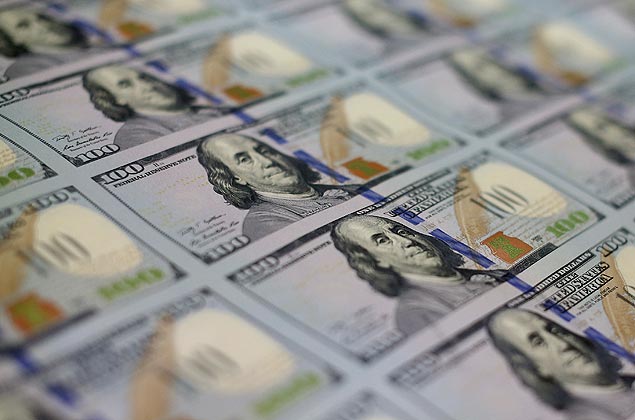 Impresso de dlares pelo governo americano em Washington; moeda cai para menos de R$ 3,90