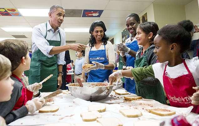 Obama trabalha em cozinha assistencial durante feriado
