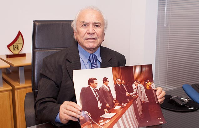 Adenor Martins de Araújo, 72, mostra foto de homenagens pela sua invenção