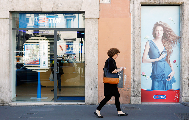 Italiana passa por loja em Roma; ministro diz que economia deve crescer alm de expectativas