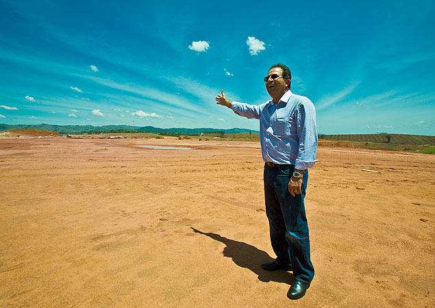 Empresrio mostra rea onde ser a pista do aeroporto que est construindo em Caapava(SP)