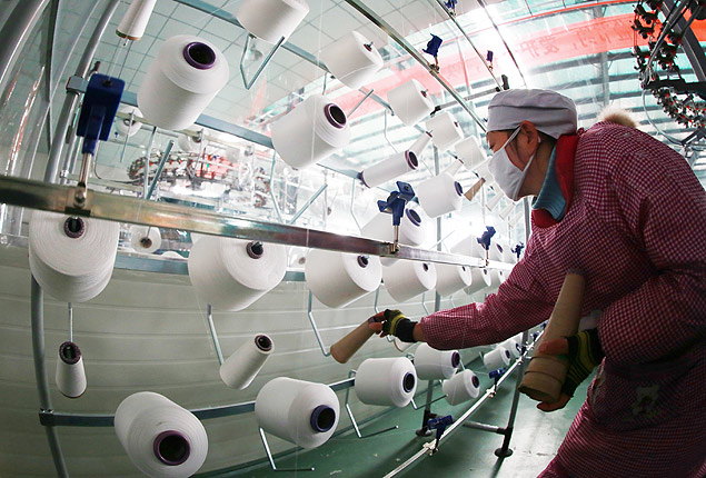 Funcionria trabalha em fbrica txtil em Jiujiang, na China